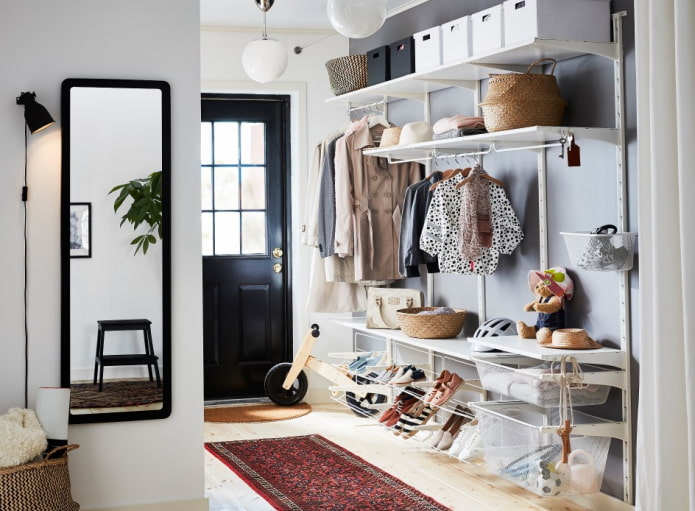 open opslagsysteem in het interieur van een smalle gang