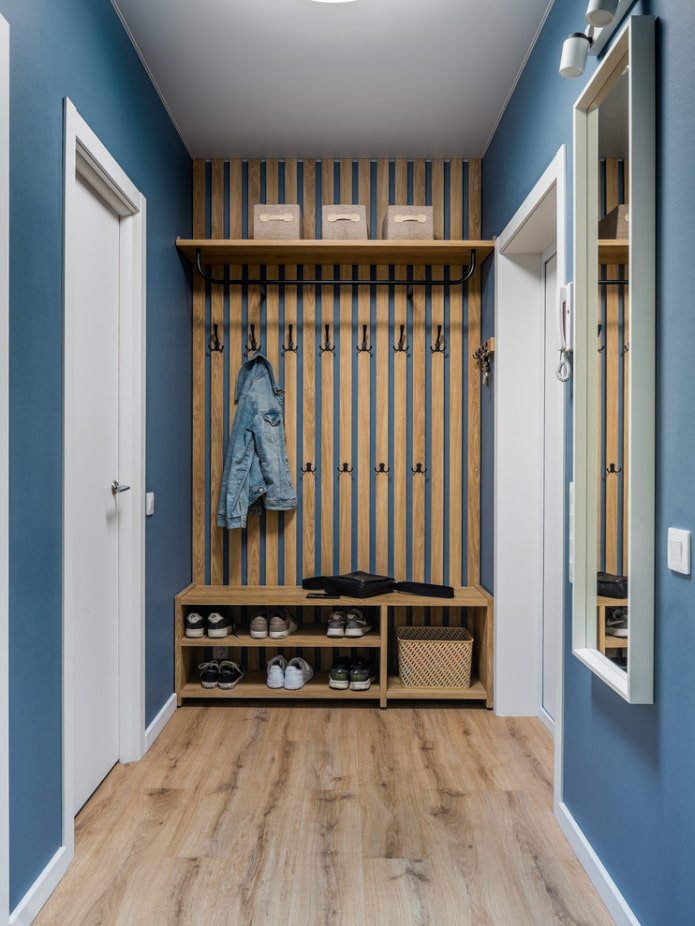 open opslagsysteem in het interieur van een smalle gang
