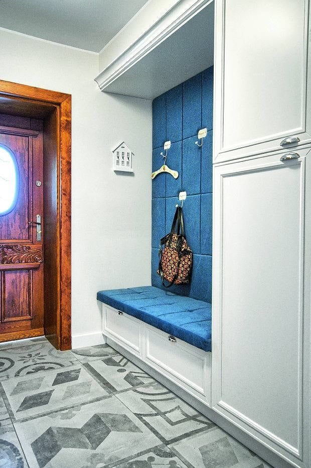 kleur van de gang in het interieur van een smalle gang