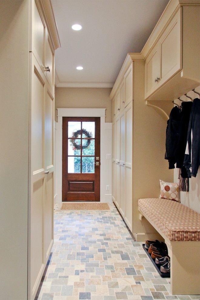 kleur van de gang in het interieur van een smalle gang