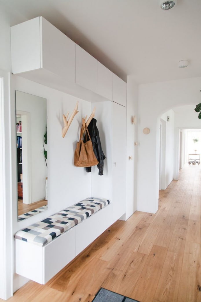 gang in het interieur van een lange gang