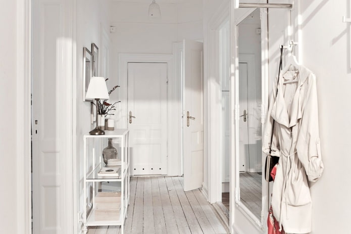 interieur van een witte gang in Scandinavische stijl