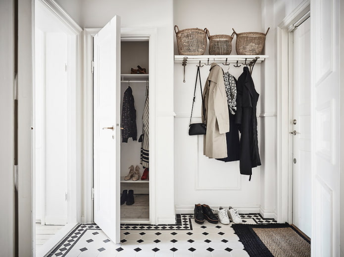 interieur van een witte gang in Scandinavische stijl