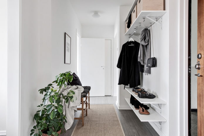 interieur van een witte gang in Scandinavische stijl