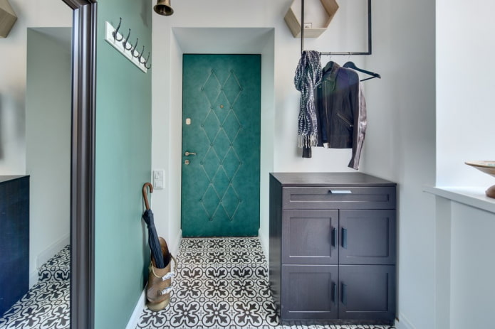 Scandinavische hal met felle details