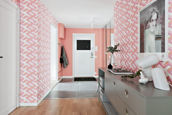 Scandinavische hal met felle details