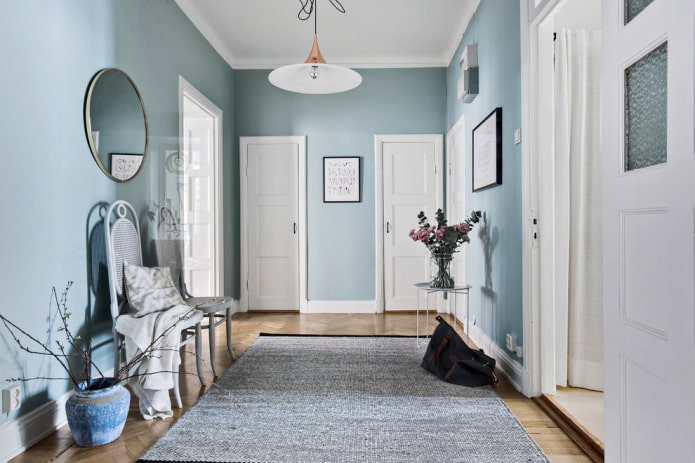 decoratie en verlichting in de gang in Scandinavische stijl