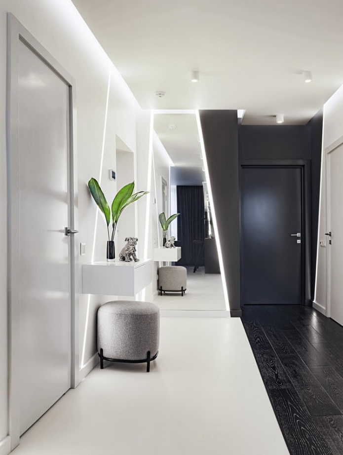 inrichting van het interieur van de gang in hightech-stijl