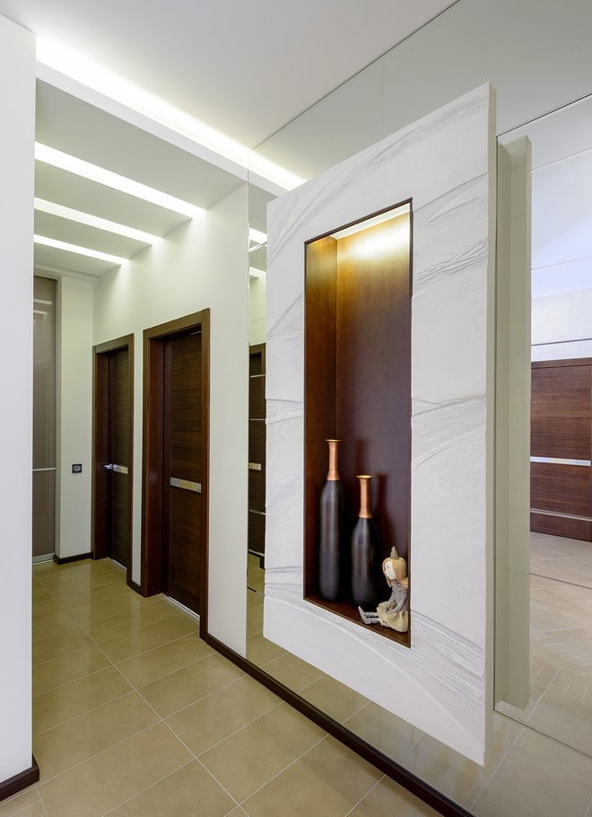 inrichting van het interieur van de gang in hightech-stijl