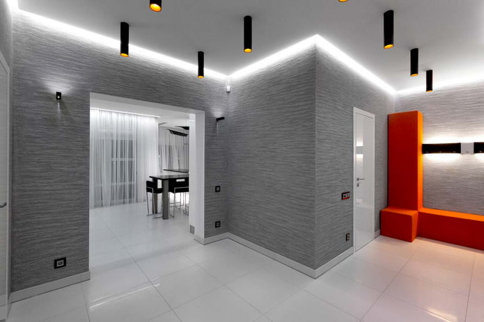 verlichting in het interieur van de gang in hightech-stijl
