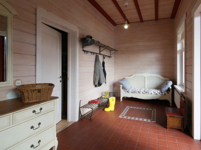 meubels in het interieur van de gang in Proven?aalse stijl