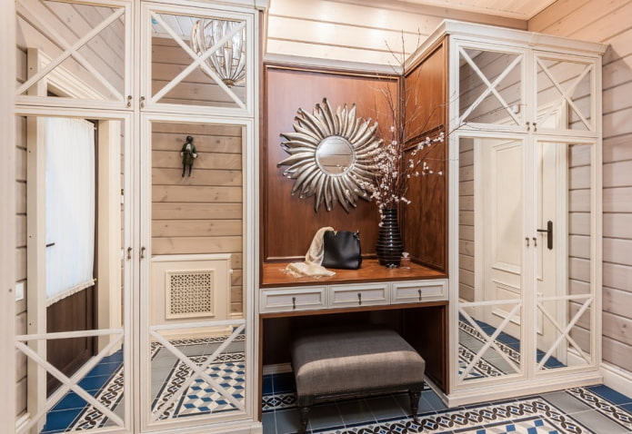 meubels in het interieur van de hal in Proven?aalse stijl