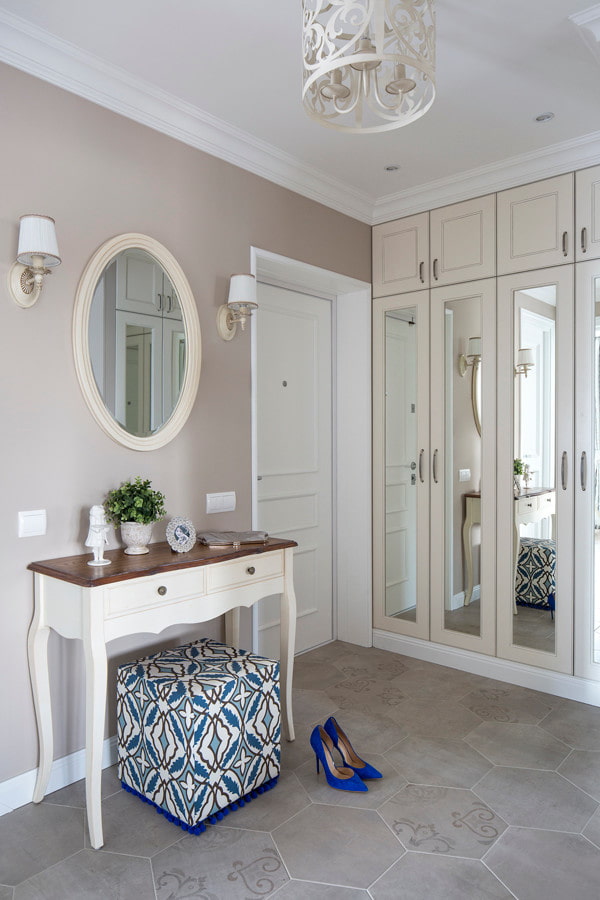 meubels in het interieur van de hal in Proven?aalse stijl