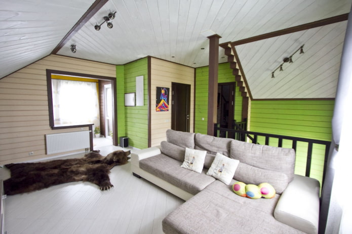 witte, groene en beige woonkamer in een houten huis