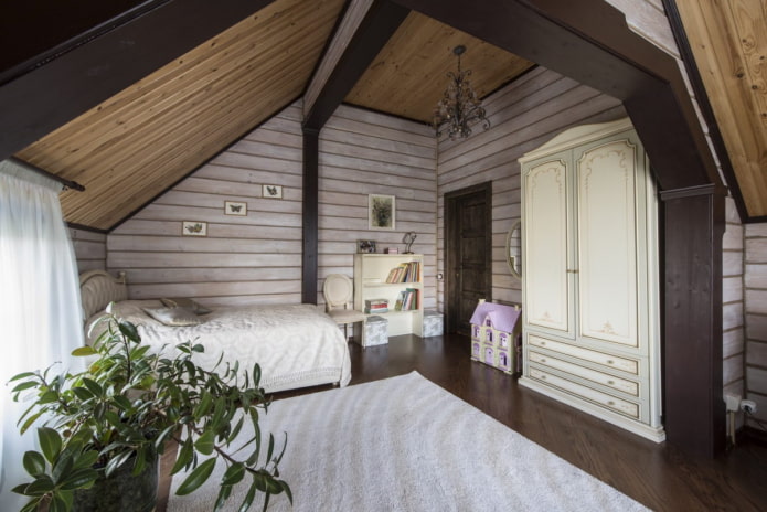 beige-bruine kinderkamer in een houten huis