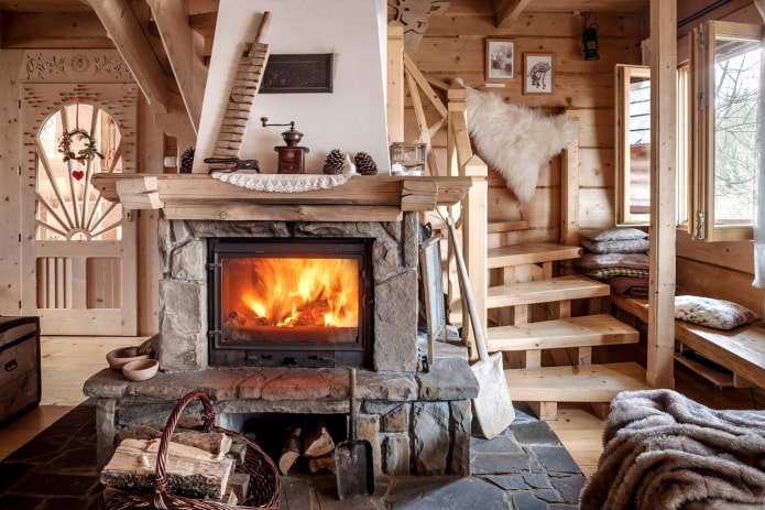 stenen kachel in een houten huis