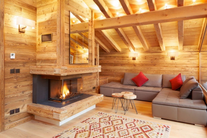 houten afwerking van de kamer en open haard