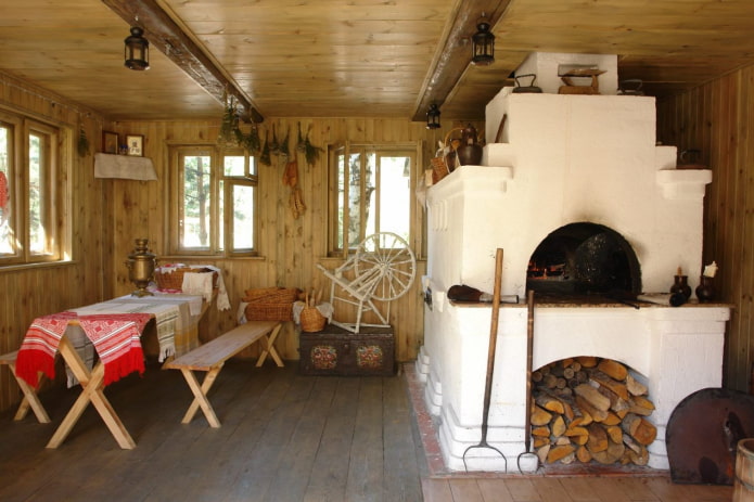 entree met kachel in een Russische hut
