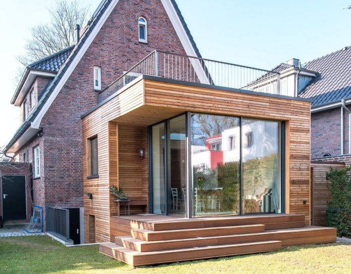 moderne uitbouw aan een bakstenen huis