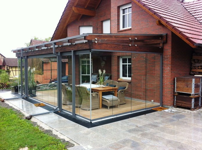 glazen uitbouw aan het huis