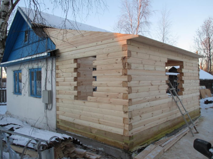 uitbouw aan een huis van hout