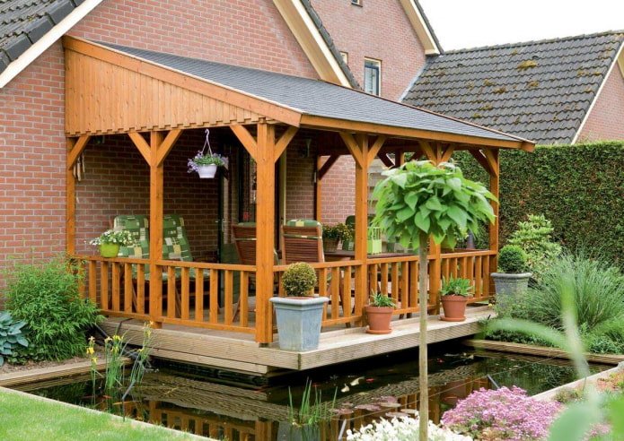 kleine veranda bij het huis