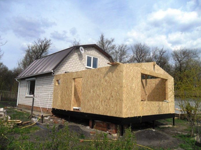 uitbreiding van een betonnen huis met SIP-panelen
