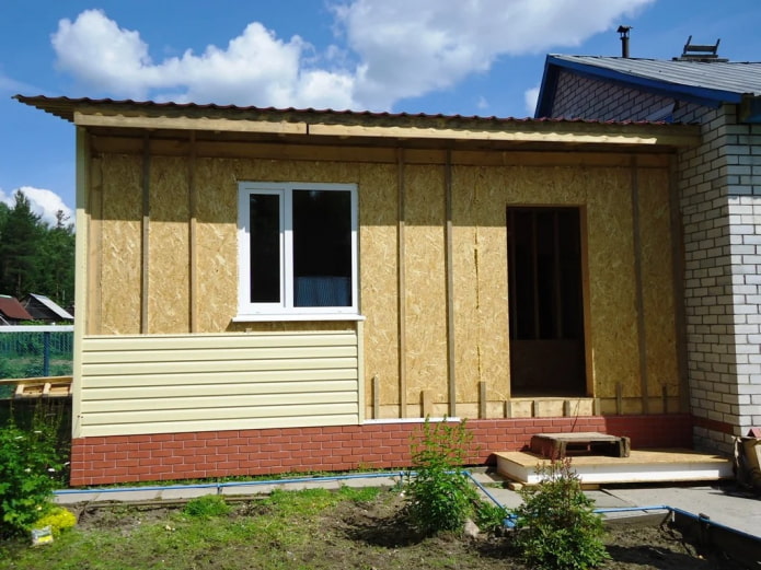 afwerking van een uitbouw van sip-panelen met gevelbekleding