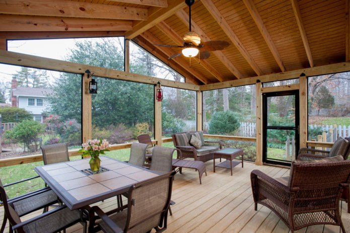 grote houten veranda