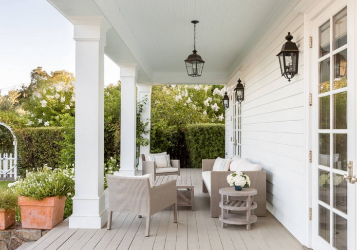 witte veranda bij het huis