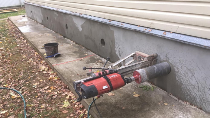 diamantboren van ventilatieopeningen in de kelder