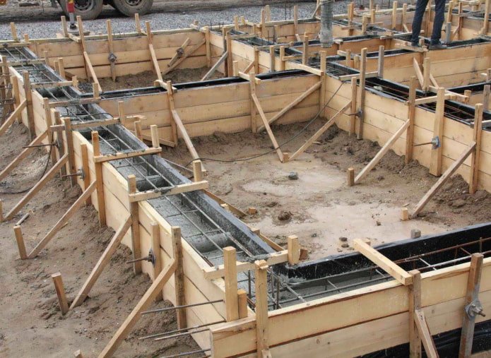 aanbrengen van ronde ventilatieopeningen in een strokenfundering