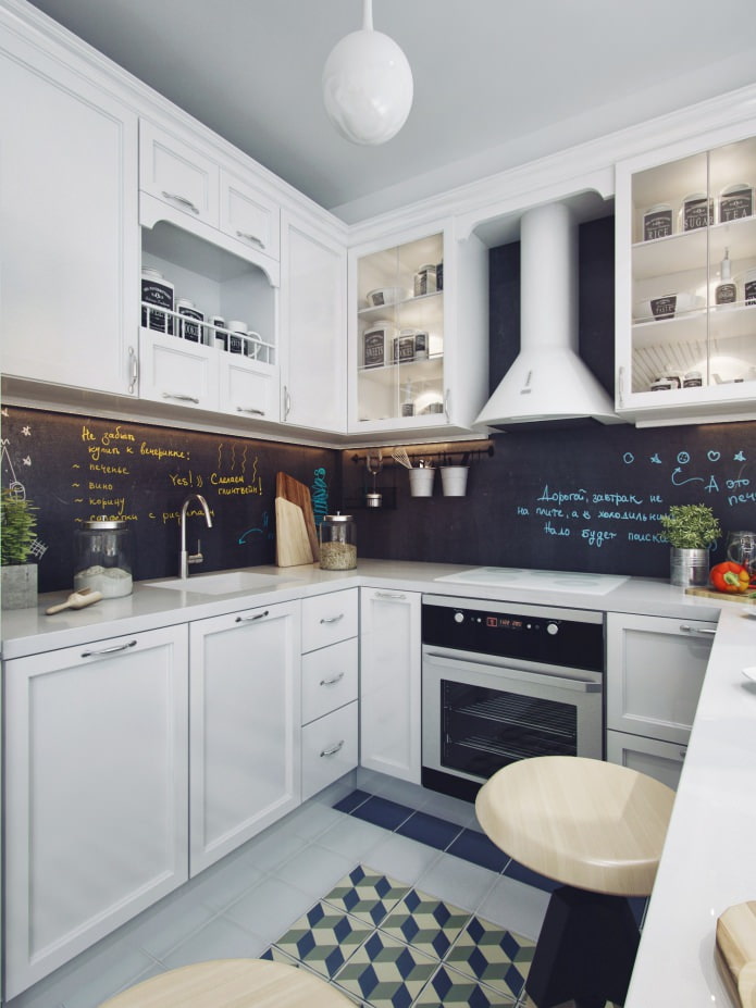 keukeninterieur met witte keukenset