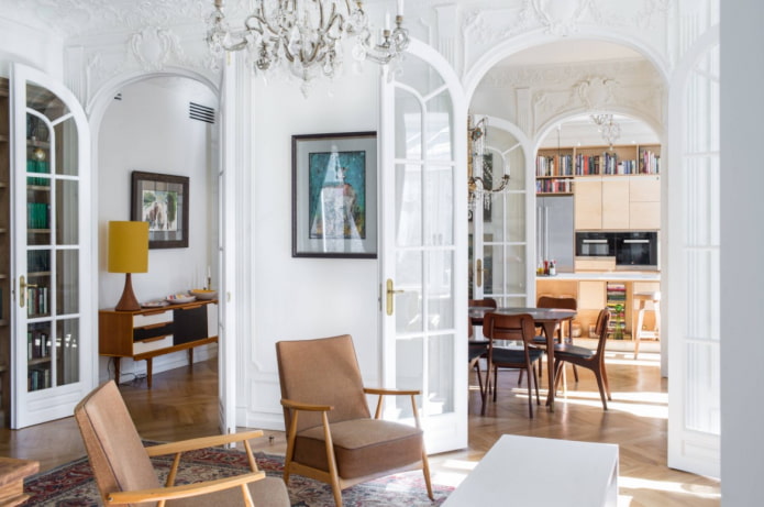 hoge deuren in de woonkamer
