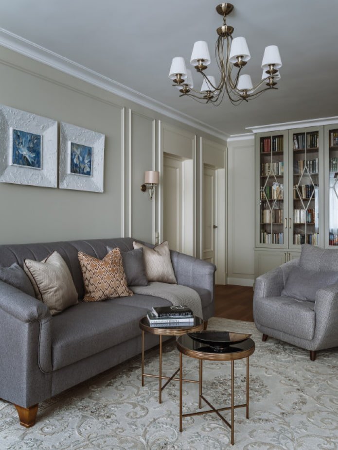 hal met deuren naar de slaapkamer