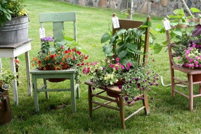 Bloemen in stoelen