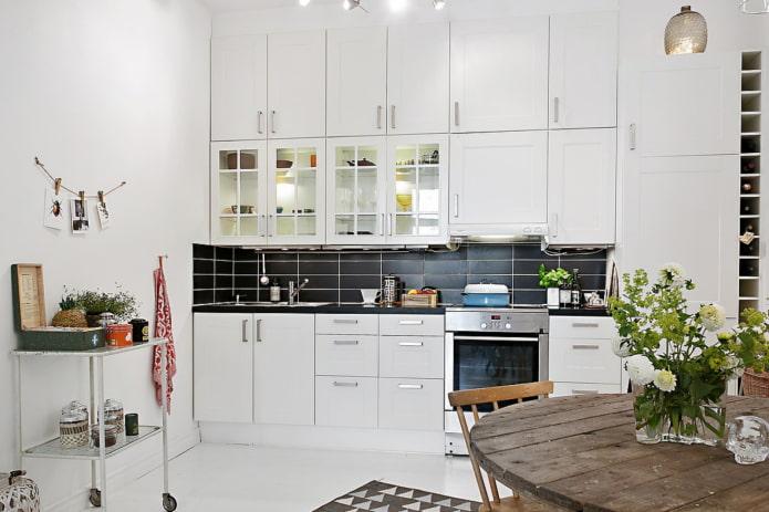 witte keuken met 3 niveaus