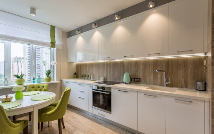 rechte keuken met eettafel