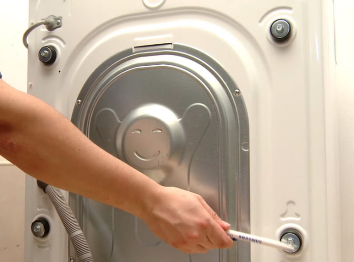 De transportbouten van de wasmachine verwijderen