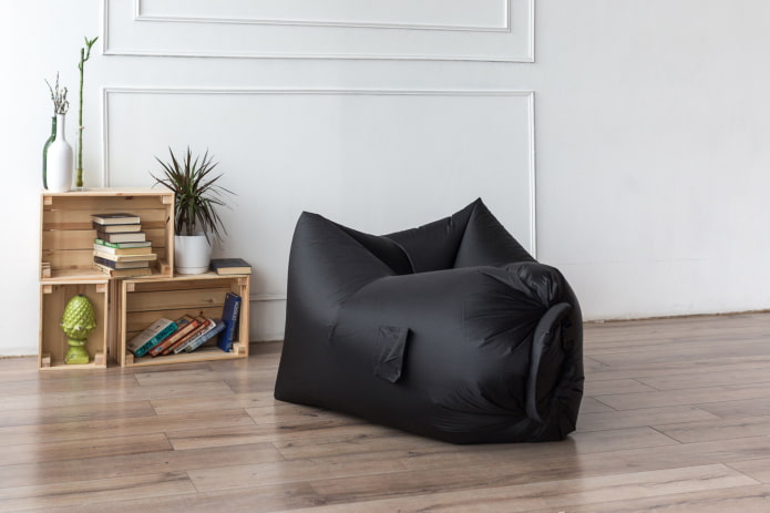 opblaasbare poef in het interieur