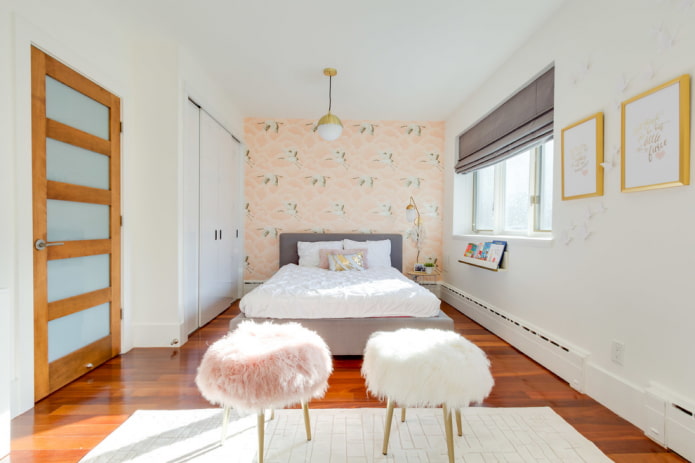 pluizige poefs in het slaapkamerinterieur