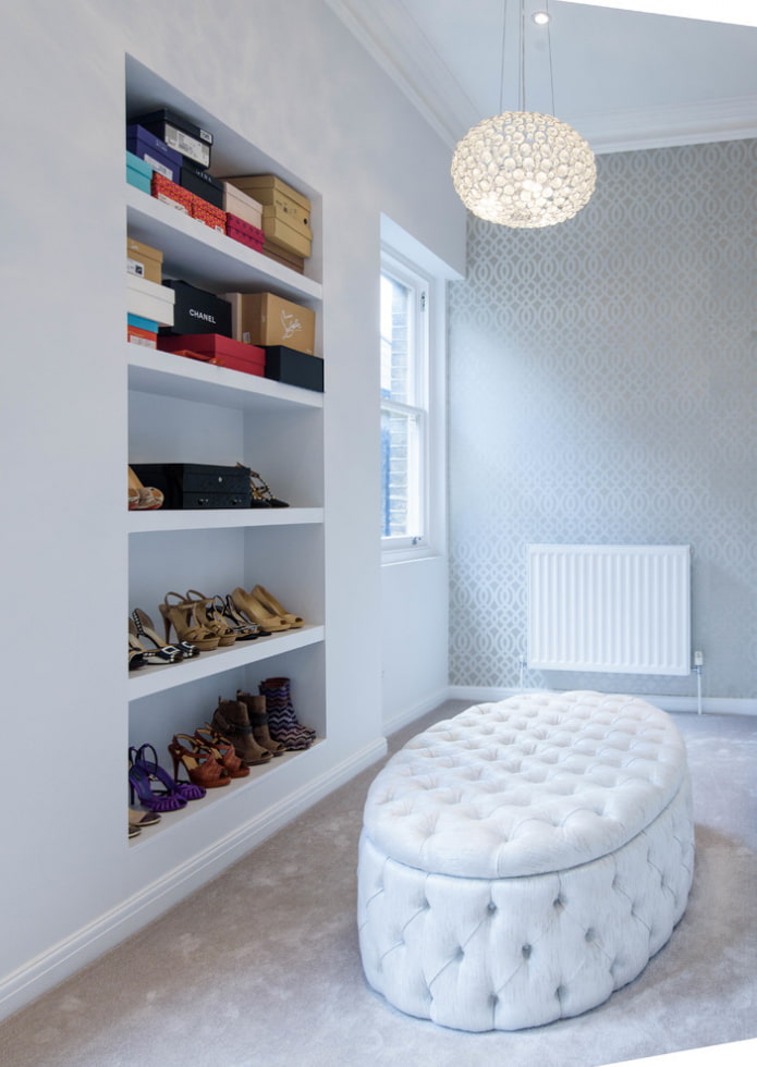 ovale poef in het interieur van de kleedkamer