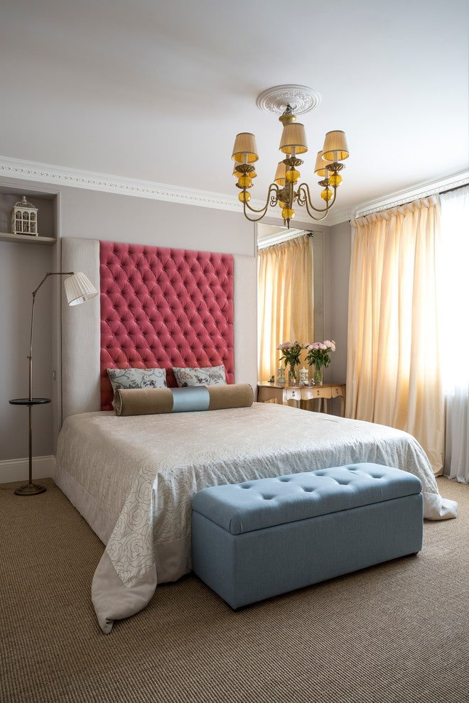 blauwe poef in het interieur