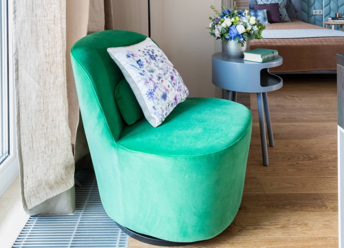 poef met rugleuning in het slaapkamerinterieur