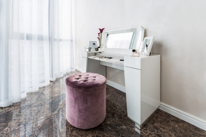stoffen poef in het interieur van de slaapkamer