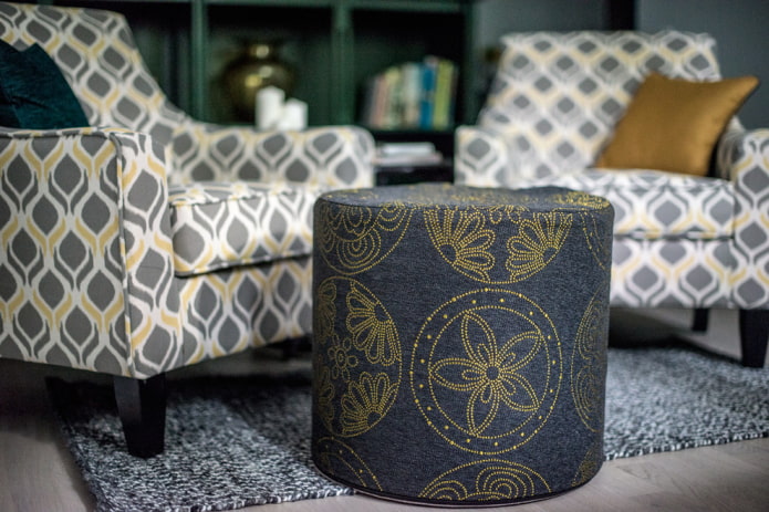 poef met borduurwerk in het interieur van de woonkamer