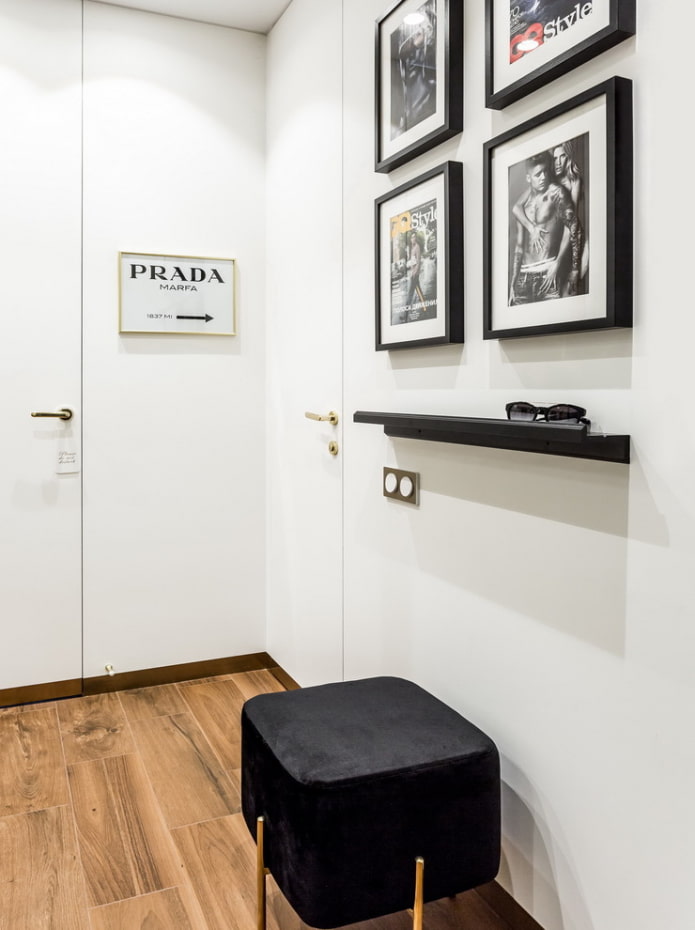 zwarte poef in het interieur