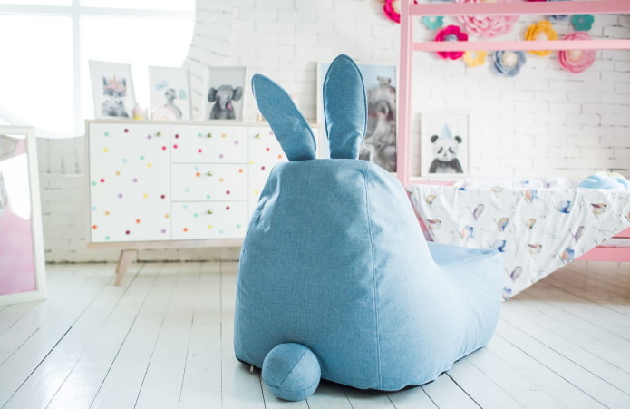 poef in het interieur van een kinderkamer