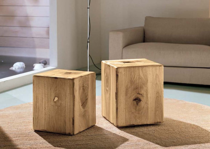 houten poefs in het interieur 