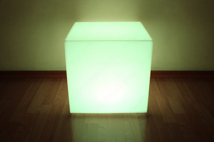 poef met achtergrondverlichting in het interieur